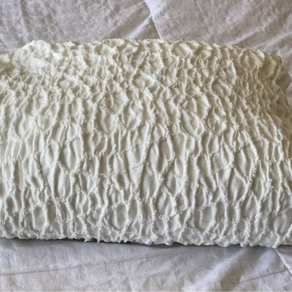 Tahari Home White Duvet Cover Twin size 64x88 Embossed Texture Design